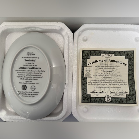 Vintage Lena Liu’s floral cameos “Everlasting ” porcelain plate 1997. - Picture 2 of 2
